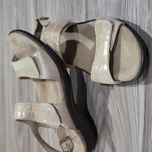 SAS Sandals NUDU Silver Mist SZ 8W (wide) Hook & Loop Closure